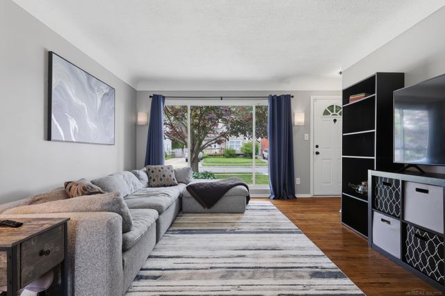 22507 Socia Street, St Clair Shores, MI 48082