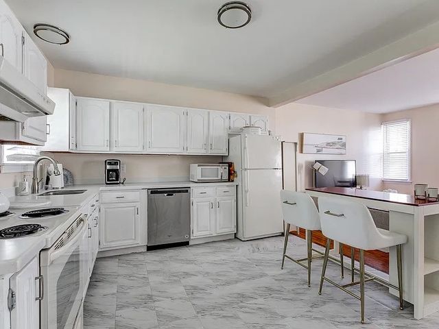 27 Thames Street, Newport, RI 02840