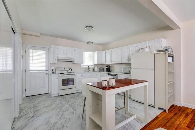 27 Thames Street, Newport, RI 02840