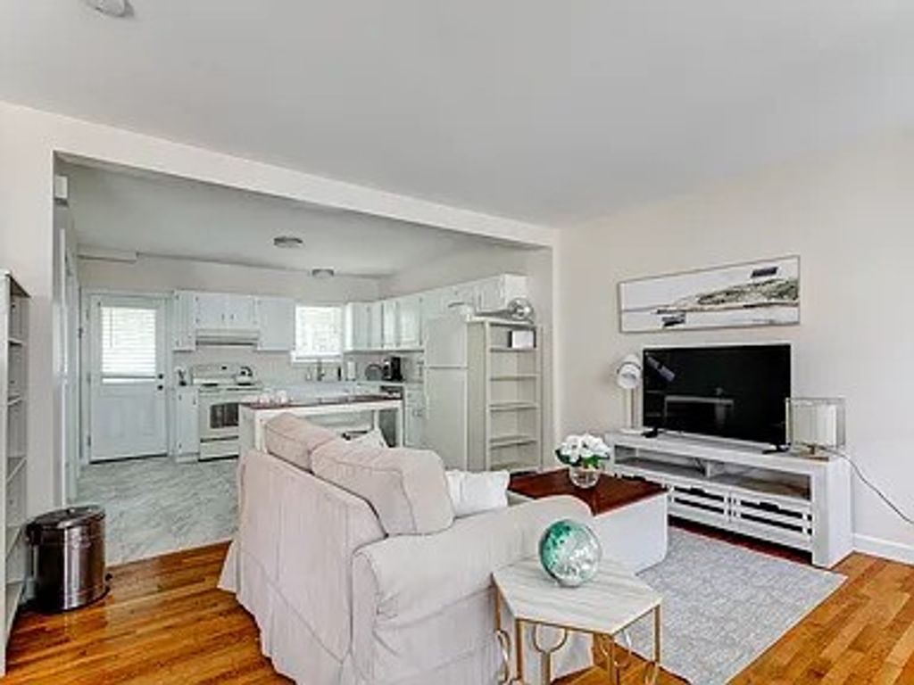 27 Thames Street, Newport, RI 02840