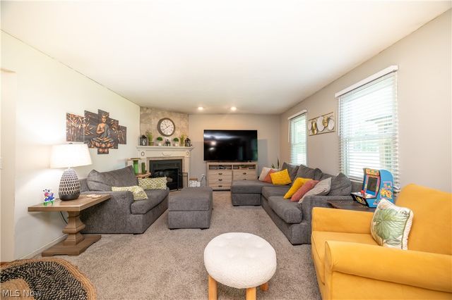 2218 Crestmont Drive, Girard, OH 44420