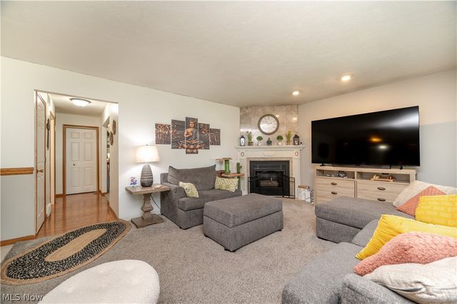 2218 Crestmont Drive, Girard, OH 44420