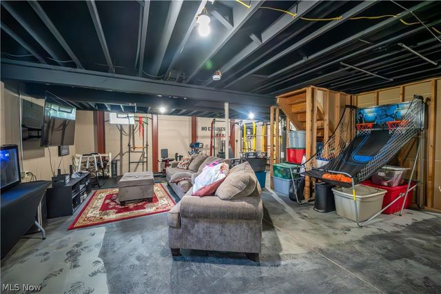 2218 Crestmont Drive, Girard, OH 44420