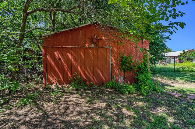 305 Scurlock Street, Grandview, TX 76050