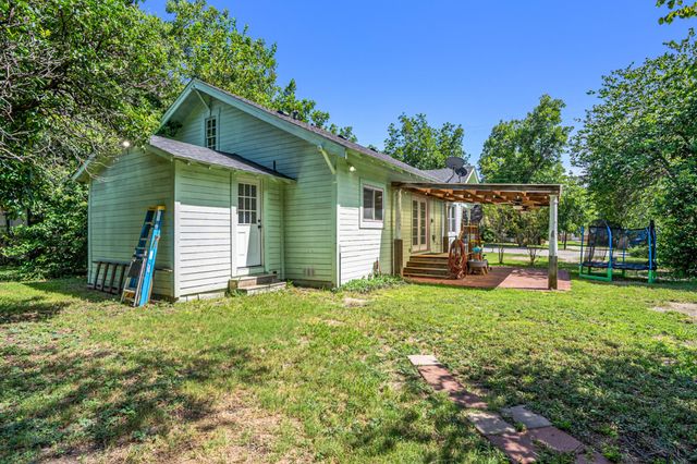 305 Scurlock Street, Grandview, TX 76050