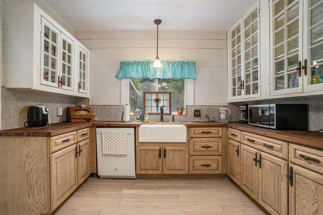 305 Scurlock Street, Grandview, TX 76050
