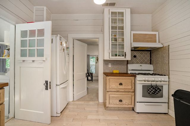 305 Scurlock Street, Grandview, TX 76050