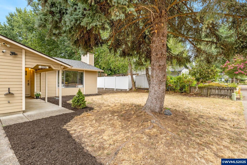 Image 1 of property listing at 3006 Dogwood Av, Newberg, OR 97132