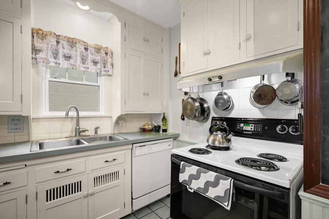 209 Robie Street W, Saint Paul, MN 55107