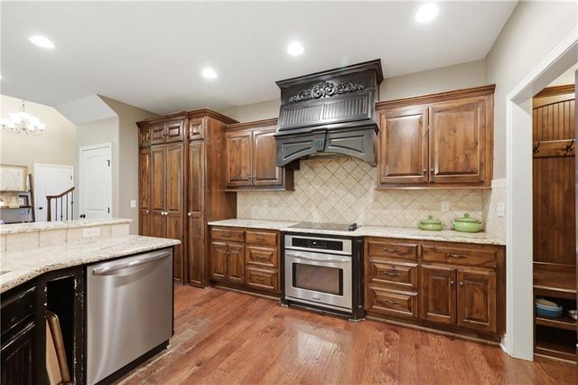 1413 NE Kenwood Circle, Lee's Summit, MO 64064