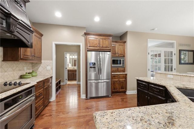 1413 NE Kenwood Circle, Lee's Summit, MO 64064