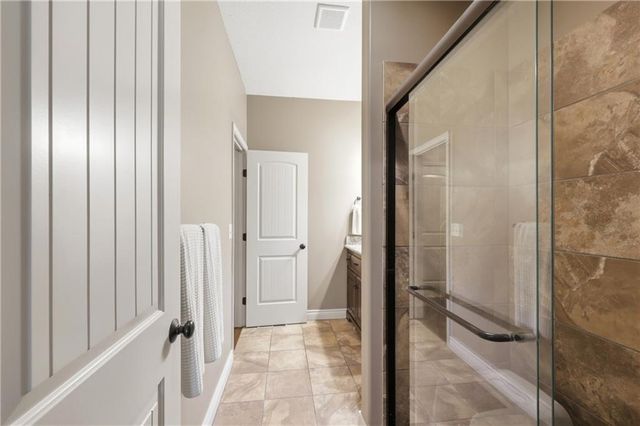 1413 NE Kenwood Circle, Lee's Summit, MO 64064