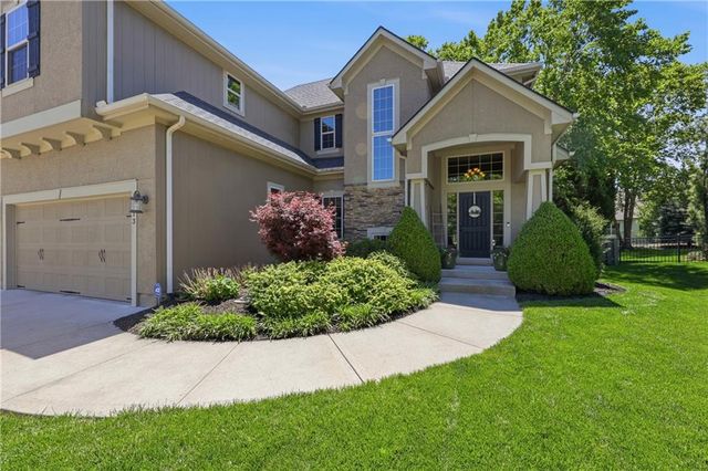 1413 NE Kenwood Circle, Lee's Summit, MO 64064