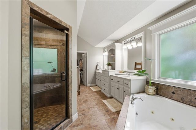 1413 NE Kenwood Circle, Lee's Summit, MO 64064