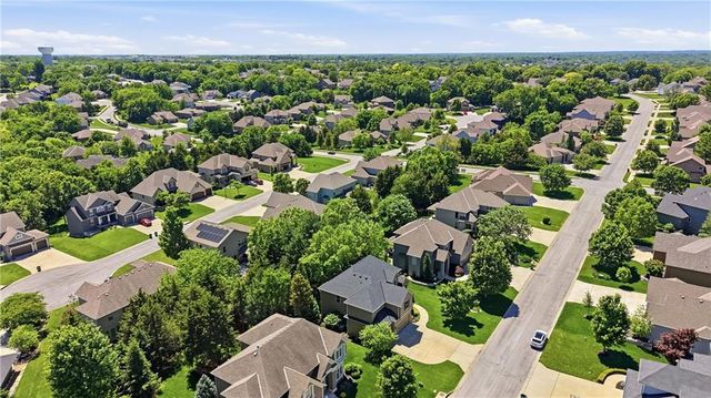1413 NE Kenwood Circle, Lee's Summit, MO 64064
