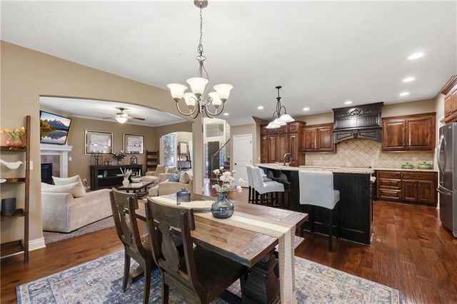1413 NE Kenwood Circle, Lee's Summit, MO 64064