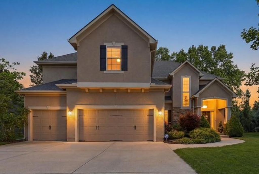 1413 NE Kenwood Circle, Lee's Summit, MO 64064
