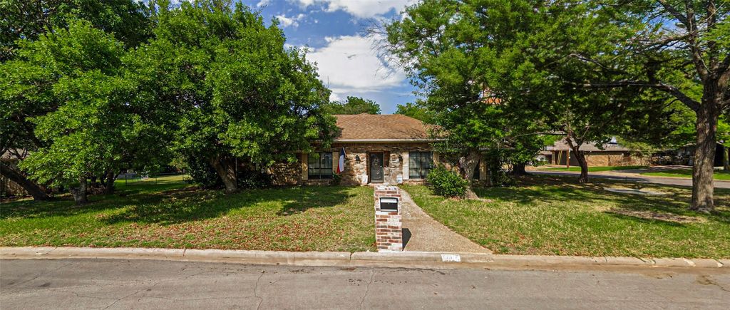 9917 Sandalwood Drive, Woodway, TX 76712
