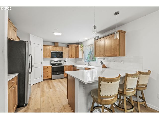 26 MARINA Dr, Cathlamet, WA 98612