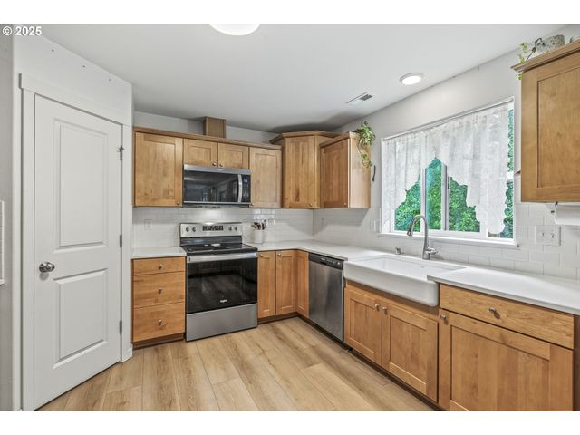 26 MARINA Dr, Cathlamet, WA 98612