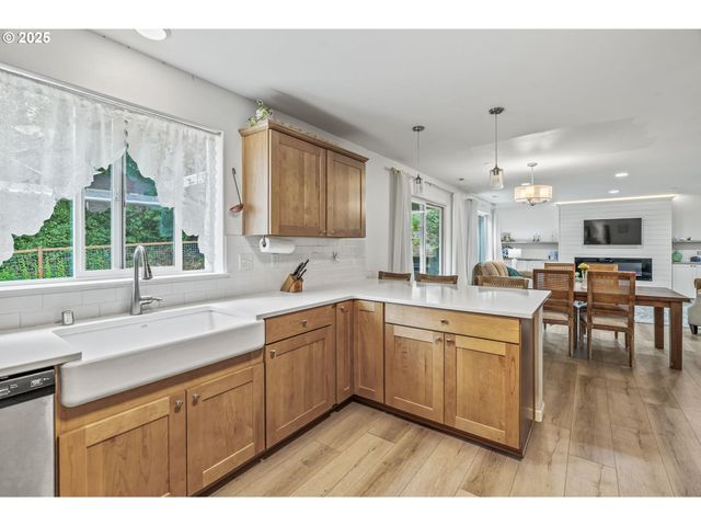 26 MARINA Dr, Cathlamet, WA 98612