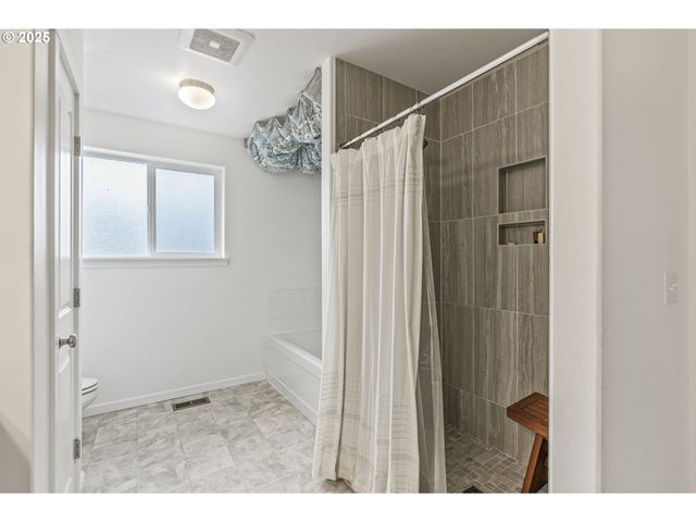 26 MARINA Dr, Cathlamet, WA 98612