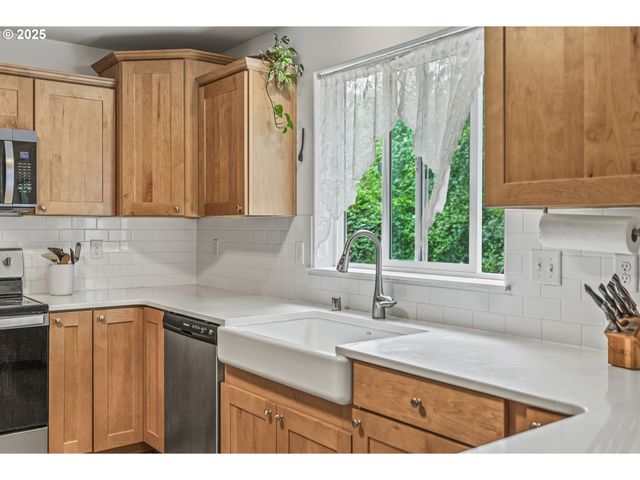 26 MARINA Dr, Cathlamet, WA 98612