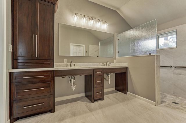 27 E Russet Grove Circle, The Woodlands, TX 77384