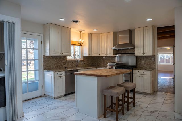 929 Stuart Road NW, Albuquerque, NM 87114