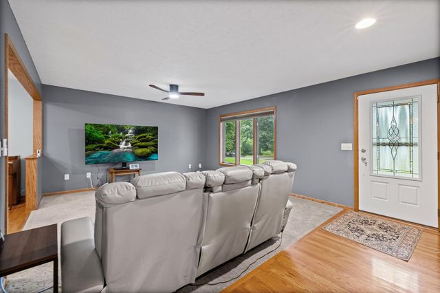 2082 Cowern Place E, North Saint Paul, MN 55109