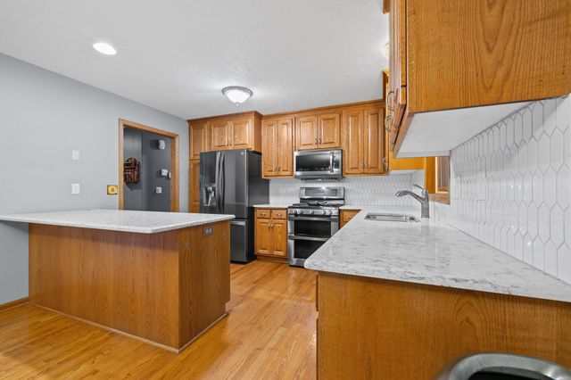 2082 Cowern Place E, North Saint Paul, MN 55109