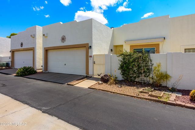 2833 S Full Moon Drive, Tucson, AZ 85713