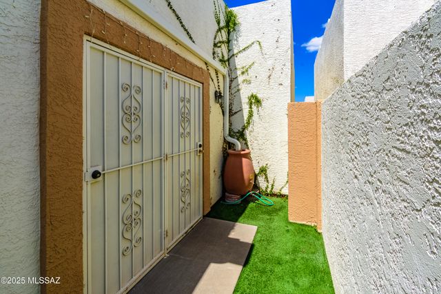 2833 S Full Moon Drive, Tucson, AZ 85713