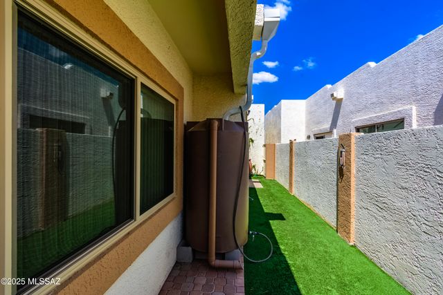 2833 S Full Moon Drive, Tucson, AZ 85713