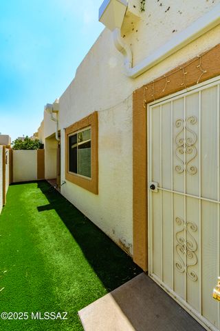 2833 S Full Moon Drive, Tucson, AZ 85713