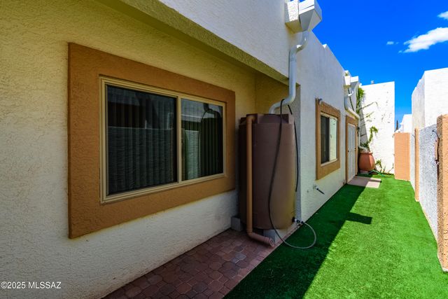 2833 S Full Moon Drive, Tucson, AZ 85713