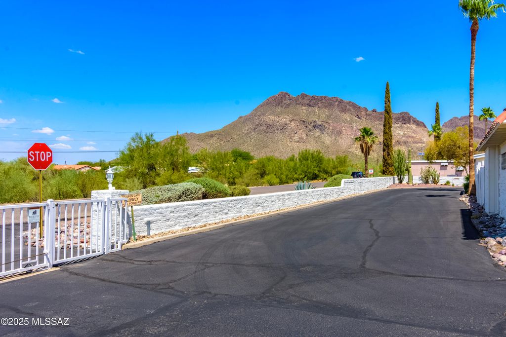 2833 S Full Moon Drive, Tucson, AZ 85713