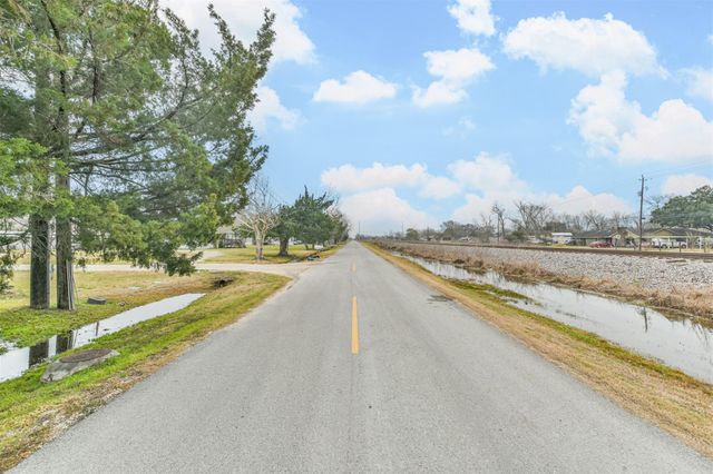 1300 N Battlebell Road, Highlands, TX 77562