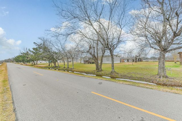 1300 N Battlebell Road, Highlands, TX 77562