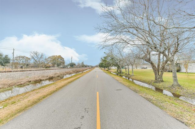 1300 N Battlebell Road, Highlands, TX 77562