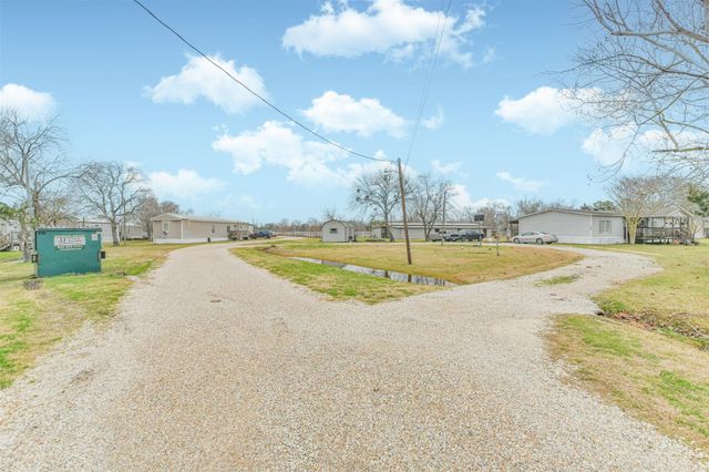 1300 N Battlebell Road, Highlands, TX 77562