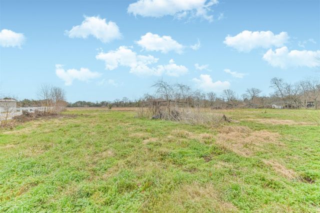 1300 N Battlebell Road, Highlands, TX 77562
