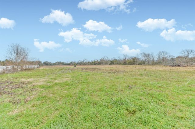 1300 N Battlebell Road, Highlands, TX 77562