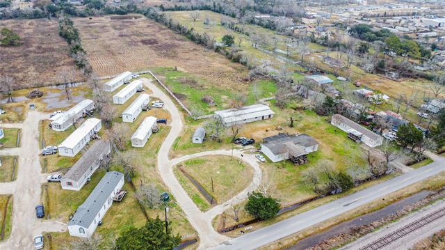 1300 N Battlebell Road, Highlands, TX 77562