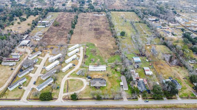 1300 N Battlebell Road, Highlands, TX 77562