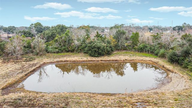 1300 N Battlebell Road, Highlands, TX 77562