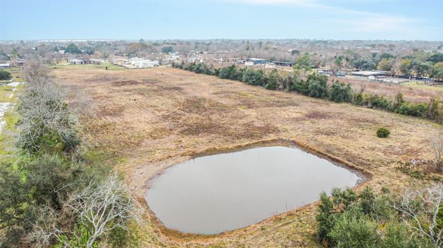 1300 N Battlebell Road, Highlands, TX 77562