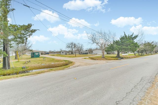 1300 N Battlebell Road, Highlands, TX 77562