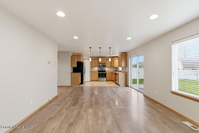 8312 N Courcelles PKWY, Hayden, ID 83835