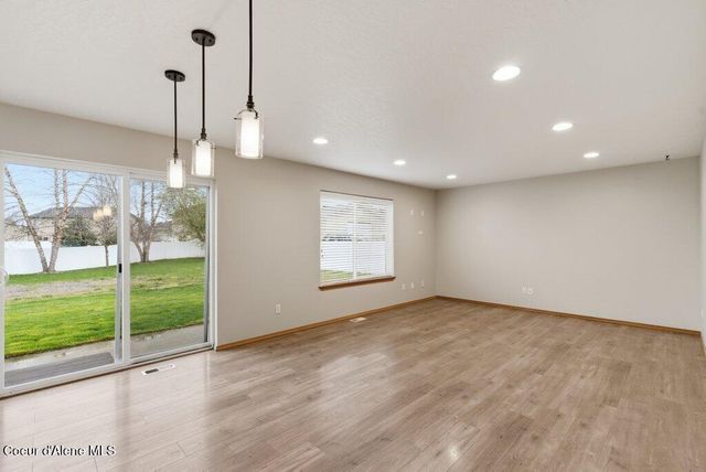 8312 N Courcelles PKWY, Hayden, ID 83835
